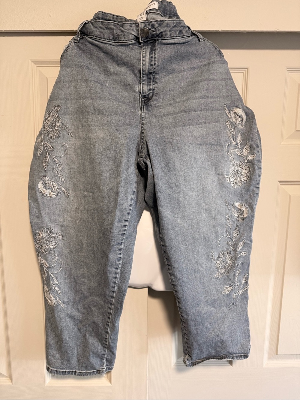 Embroidered Light Blue Women's Capri Jeans